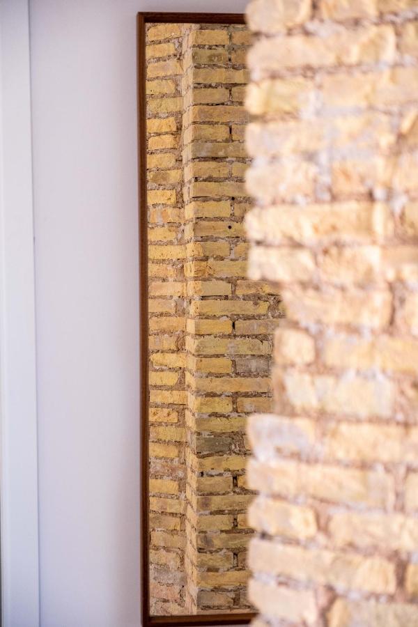 Well Lit And Creatively Designed Appartamento